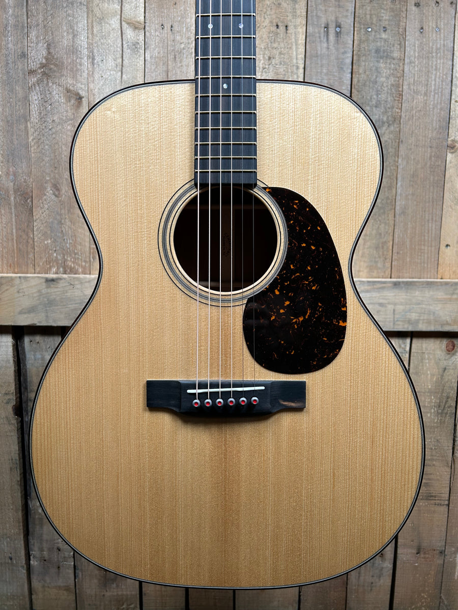 Martin 00018 Modern Deluxe Acoustic GuitarNatural w/Case (PreOwned