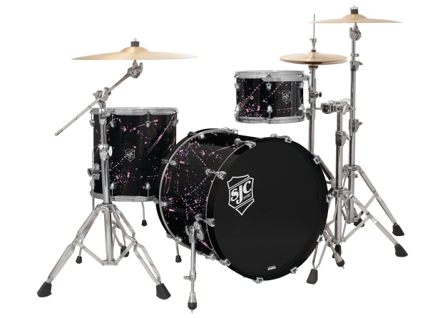 SJC DRUMS NVK322CHBKPKSP NAVIGATOR 3PC KIT (8X12 16X16 18X22) BLACK W/ PINK SPLATTER CHROME HW