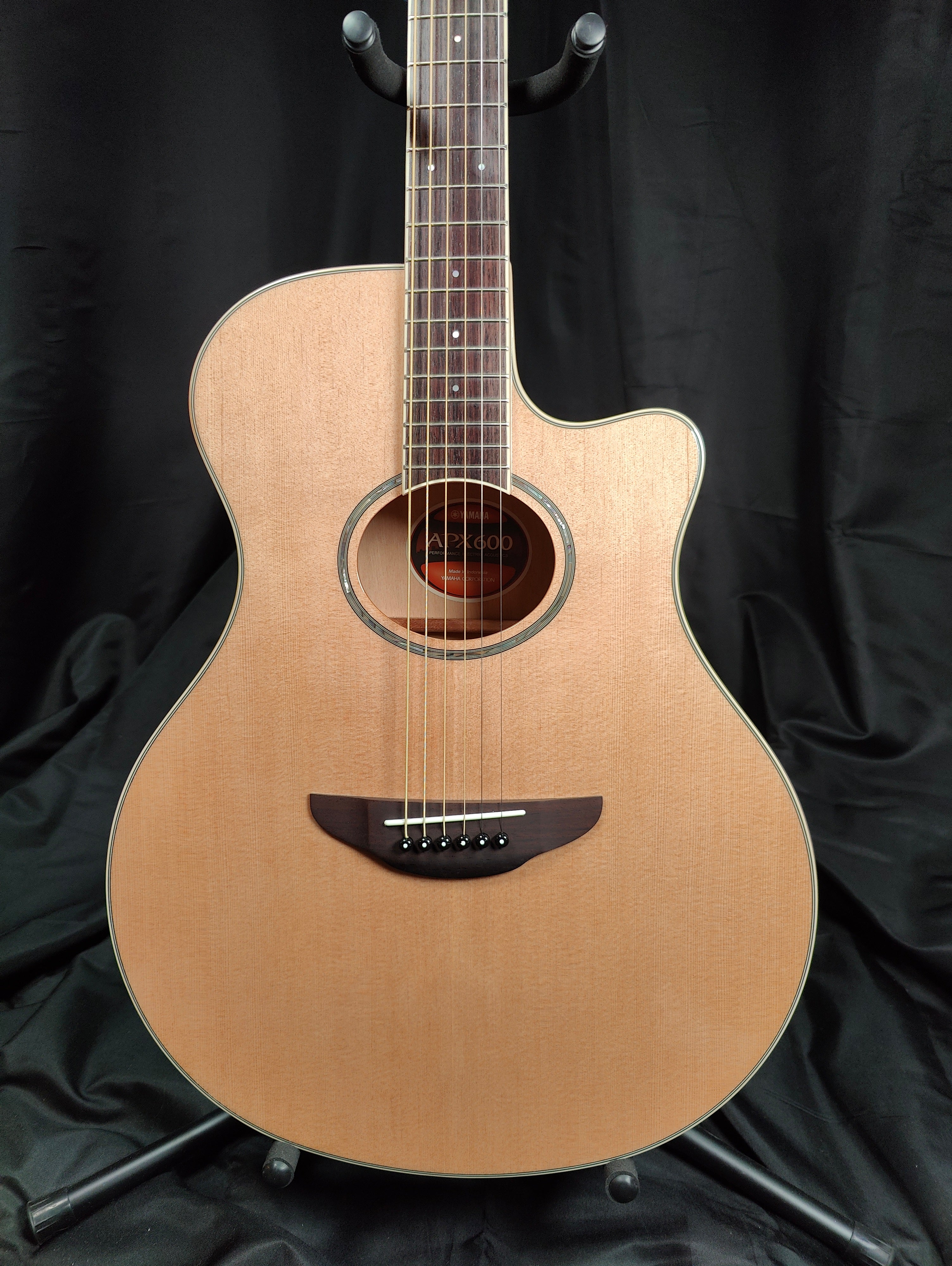 Yamaha APX600 Thin Body Acoustic-Electric Guitar - Natural