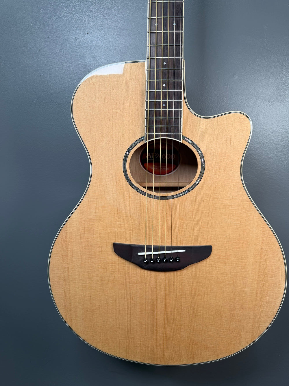 Yamaha APX600 Thin-line Cutaway - Natural