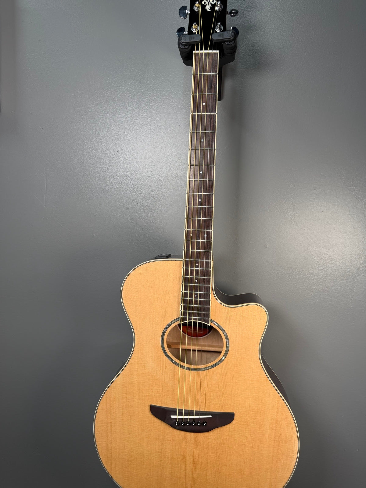 Yamaha APX600 Thin-line Cutaway - Natural