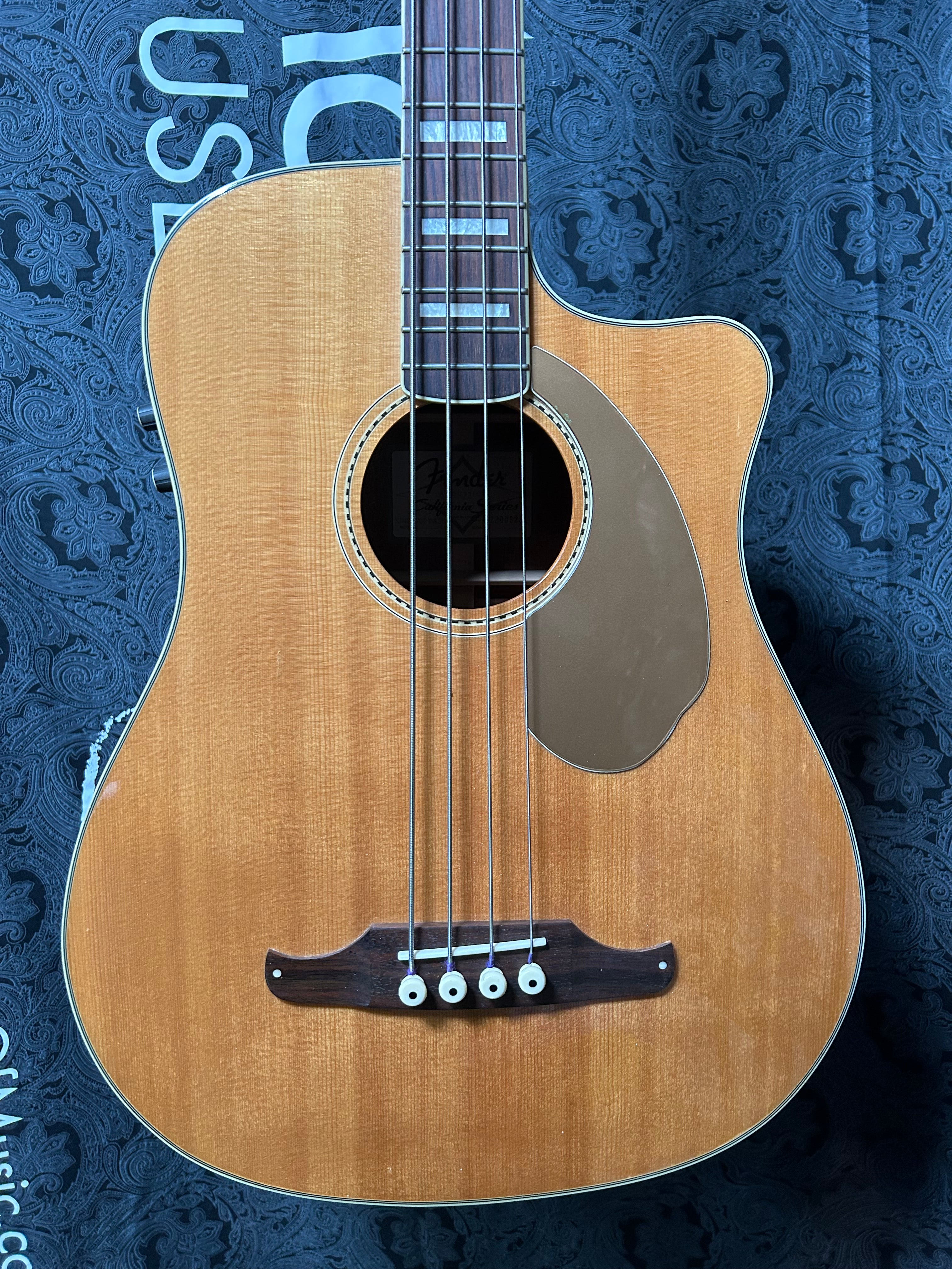 Fender Kingman SCE Acoustic-Electric Bass- Natural w/Hardcase (Pre-Owned)