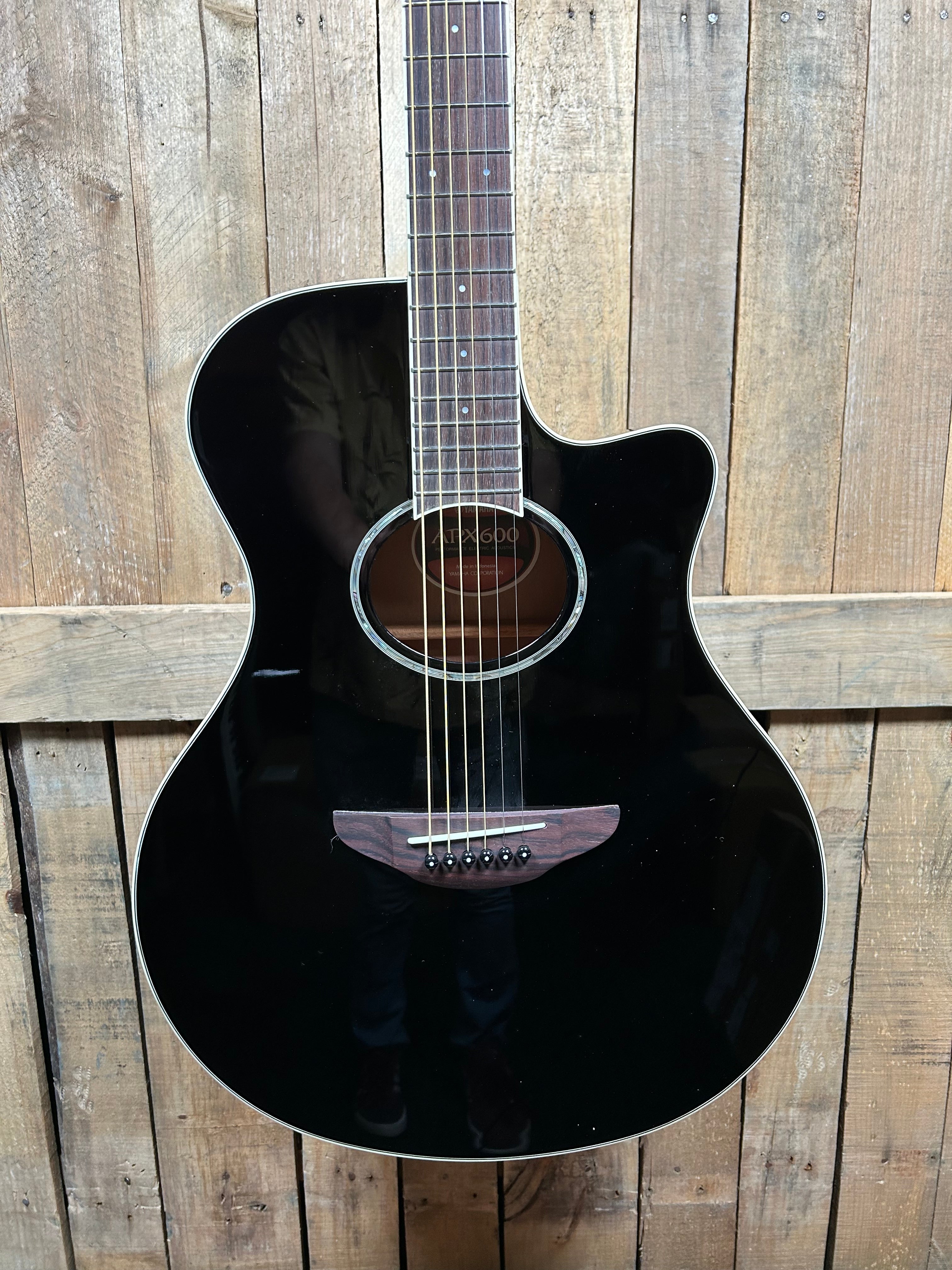Yamaha APX600 Thinline Cutaway Acoustic-Electric Guitar-Black