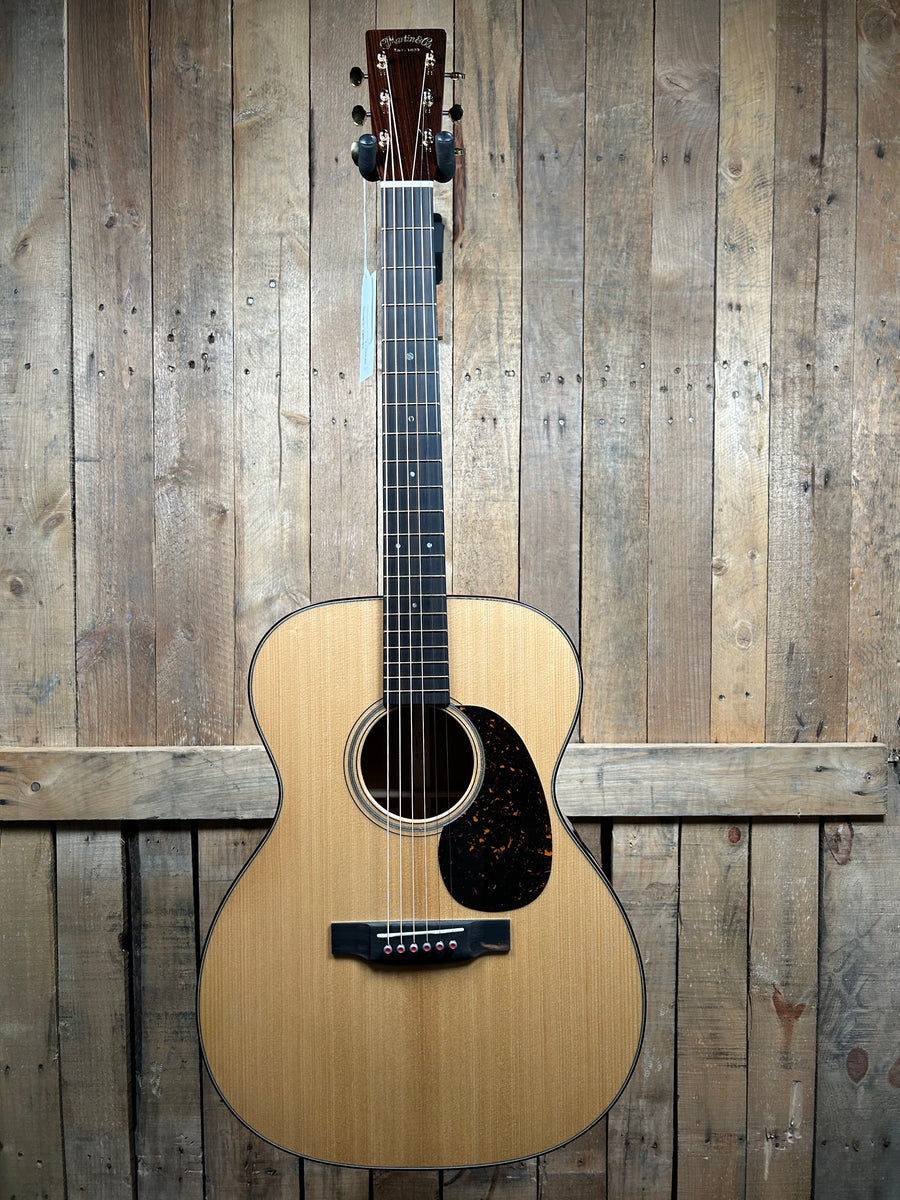 Martin 00018 Modern Deluxe Acoustic GuitarNatural w/Case (PreOwned